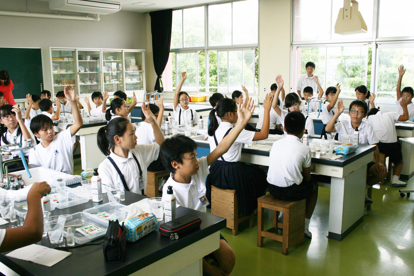 ナノ洗い出張授業:6年間で使うお皿の量を山の高さに例えると?
